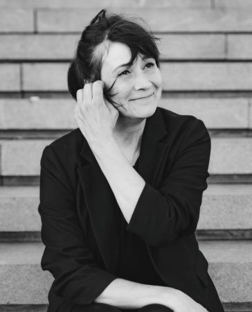 Sonja Reiche - Portrait auf einer Treppe am Hafen HH